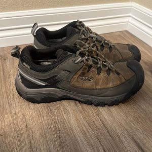 Great condition size 13 keen hiking shoes.